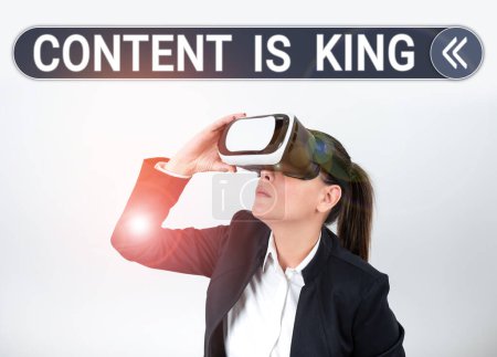 Foto de Texto manuscrito El contenido es el rey, el concepto de Internet El contenido es el corazón de las estrategias de marketing actuales - Imagen libre de derechos