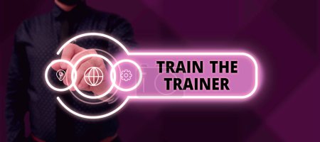 Foto de Señal de texto que muestra Train The Trainer, Word Escrito en identificado para enseñar mentor o entrenar a otros a asistir a clase - Imagen libre de derechos