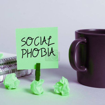 Foto de Inspiración mostrando signo Fobia Social, Foto conceptual miedo abrumador a situaciones sociales que son angustiantes - Imagen libre de derechos