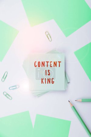 Foto de Conceptual display Content Is King, Word Written on Content is the heart of todays marketing strategies - Imagen libre de derechos