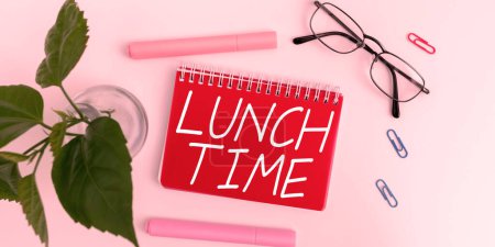Handschriftliches Zeichen Lunch Time, Konzeptfoto Mahlzeit in der Mitte des Tages nach dem Frühstück und vor dem Abendessen
