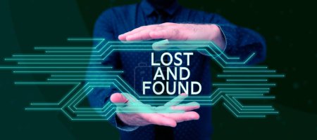 Téléchargez les photos : Signe texte montrant Lost And Found, Concept d'entreprise Lieu où vous pouvez trouver des choses oubliées Service de recherche - en image libre de droit