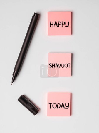 Téléchargez les photos : Writing displaying text Happy Shavuot, Internet Concept Jewish holiday commemorating of the revelation of the Ten Commandments - en image libre de droit