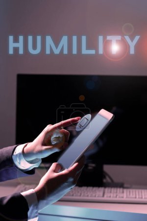 Téléchargez les photos : Signe texte montrant l'humilité, la vitrine d'affaires étant humble est une vertu de ne pas se sentir trop supérieur - en image libre de droit