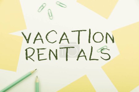 Téléchargez les photos : Sign displaying Vacation Rentals, Business overview Renting out of apartment house condominium for a short stay - en image libre de droit
