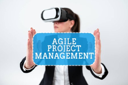 Téléchargez les photos : Handwriting text Agile Project Management, Business approach management methodology from traditional to modern technology - en image libre de droit