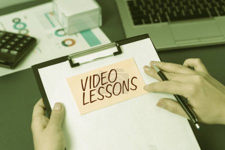Foto de Text showing inspiration Video Lessons, Business approach Online Education material for a topic Viewing and learning - Imagen libre de derechos
