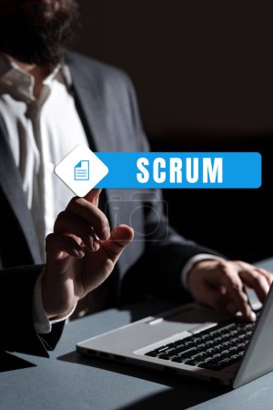 Foto de Escribir mostrando texto Scrum, Idea de negocios escritura a mano como distinta de imprimir personajes escritos de juego - Imagen libre de derechos