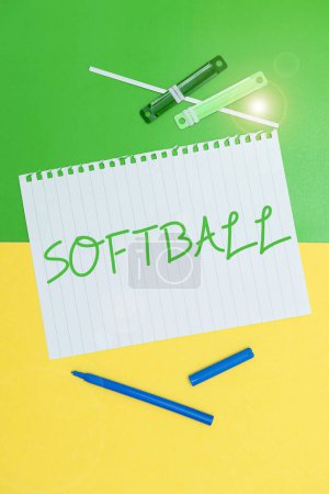 Foto de Exhibición conceptual Softbol, Concepto de negocio un deporte similar al béisbol jugado con una pelota y un bate - Imagen libre de derechos