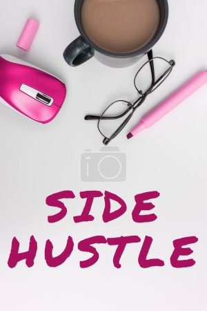 Foto de Text caption presenting Side Hustle, Word Written on way make some extra cash that allows you flexibility to pursue - Imagen libre de derechos