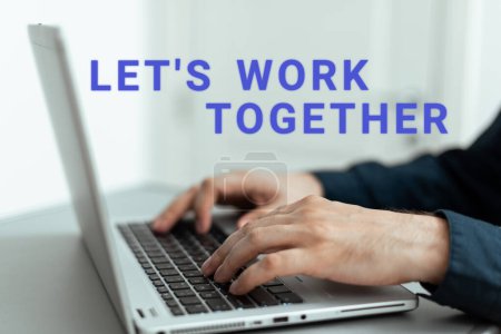 Foto de Writing displaying text Lets Work Together, Business concept Unite and Join Forces to Achieve a Common Goal - Imagen libre de derechos
