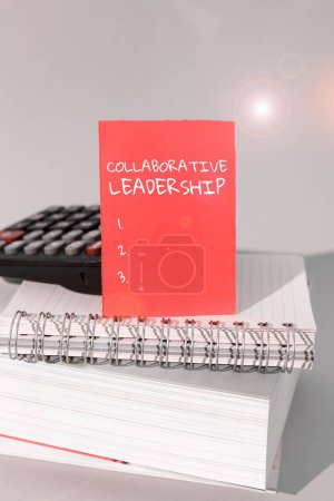 Téléchargez les photos : Inspiration showing sign Collaborative Leadership, Concept meaning people and organizations work achieve results - en image libre de droit