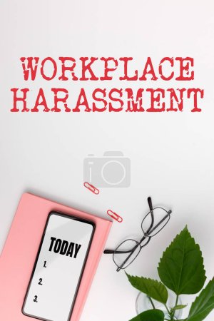 Téléchargez les photos : Écriture de texte Harcèlement en milieu de travail, signification conceptuelle Différence de race sexe âge orientation sexuelle des travailleurs - en image libre de droit