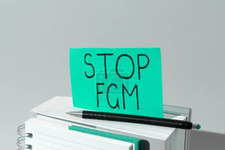 Foto de Señal de texto que muestra Stop Fgm, Idea de negocio Poner fin al corte genital femenino y la circuncisión femenina - Imagen libre de derechos