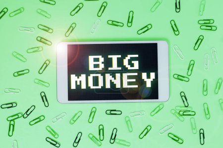 Téléchargez les photos : Text caption presenting Big Money, Internet Concept Pertaining to a lot of ernings from a job,business,heirs,or wins - en image libre de droit