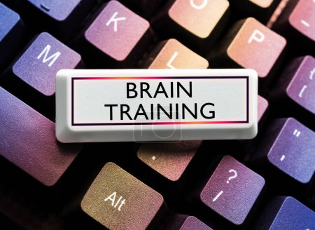 Foto de Inspiration showing sign Brain Training, Business approach mental activities to maintain or improve cognitive abilities - Imagen libre de derechos