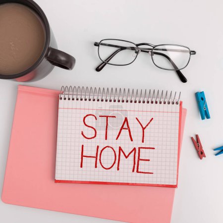 Foto de Señal que muestra Stay Home, Internet Concept no salir a una actividad y quedarse dentro de la casa o el hogar - Imagen libre de derechos