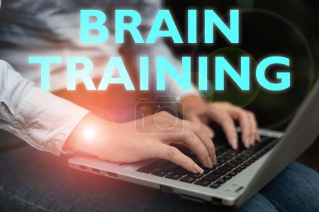 Foto de Inspiration showing sign Brain Training, Internet Concept mental activities to maintain or improve cognitive abilities - Imagen libre de derechos