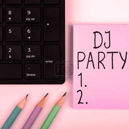 Foto de Firma mostrando Dj Party, Palabra para persona que introduce y reproduce música popular grabada en la radio - Imagen libre de derechos