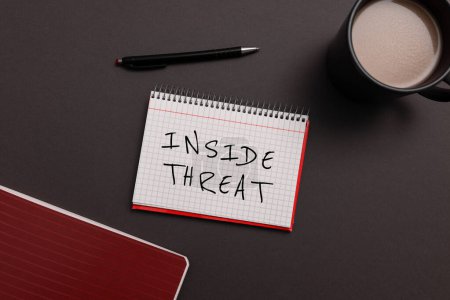 Foto de Señal que muestra Inside Threat, Palabra escrita en información que solo un insider tendría información real - Imagen libre de derechos