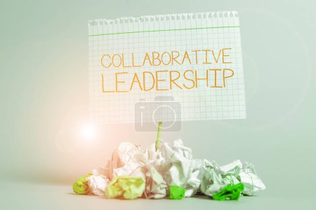 Téléchargez les photos : Inspiration showing sign Collaborative Leadership, Word Written on people and organizations work achieve results - en image libre de droit