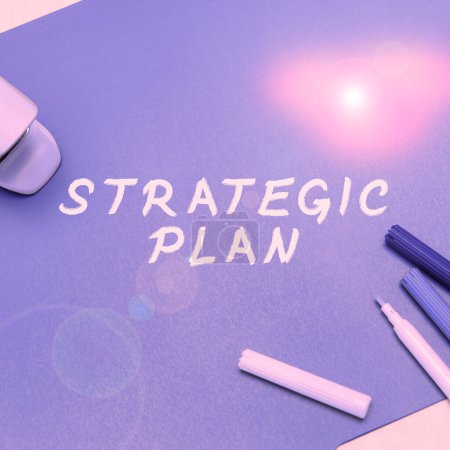 Téléchargez les photos : Panneau montrant le plan stratégique, vitrine d'affaires Un processus de définition de la stratégie et de prise de décisions - en image libre de droit