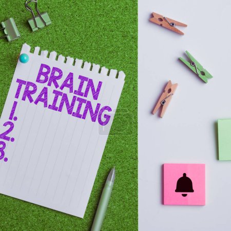 Foto de Señal de escritura a mano Brain Training, Visión general de actividades mentales para mantener o mejorar las habilidades cognitivas - Imagen libre de derechos