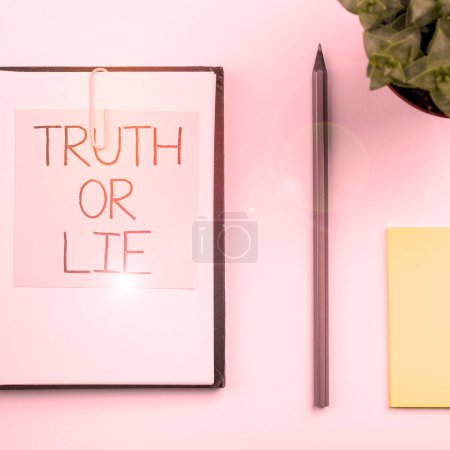 Foto de Text sign showing Truth Or Lie, Internet Concept Decision between being honest dishonest Choice Doubt Decide - Imagen libre de derechos