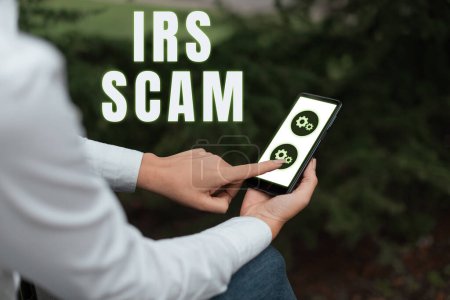 Téléchargez les photos : Texte manuscrit Irs Scam, Photo conceptuelle visant les contribuables en prétendant être l'Internal Revenue Service - en image libre de droit