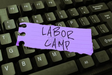 Foto de Texto que muestra inspiración Labor Camp, Word Escrito en una colonia penal donde se realiza el trabajo forzado - Imagen libre de derechos