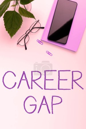 Foto de Handwriting text Career Gap, Internet Concept A scene where in you stop working by your profession for a while - Imagen libre de derechos