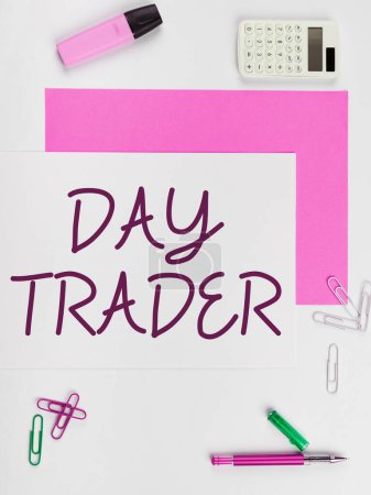 Téléchargez les photos : Handwriting text Day Trader, Business idea A person that buy and sell financial instrument within the day - en image libre de droit