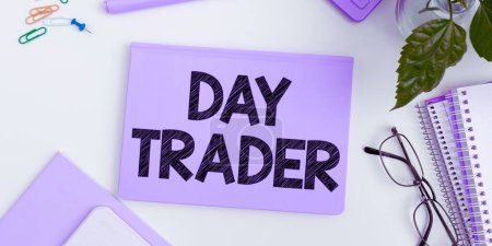 Téléchargez les photos : Sign displaying Day Trader, Business showcase A person that buy and sell financial instrument within the day - en image libre de droit