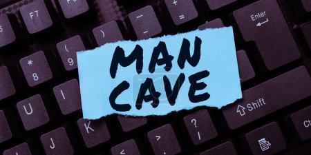 Foto de Leyenda conceptual Man Cave, Internet Concepto una habitación, espacio o área de una vivienda reservada para una persona masculina - Imagen libre de derechos