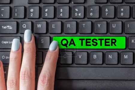 Téléchargez les photos : Légende conceptuelle Qa Tester, Internet Concept Assurance de la qualité d'un projet en cours avant sa mise en œuvre - en image libre de droit