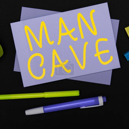 Foto de Texto que muestra la inspiración Cueva del hombre, foto conceptual una habitación, espacio o área de una vivienda reservada para una persona masculina - Imagen libre de derechos