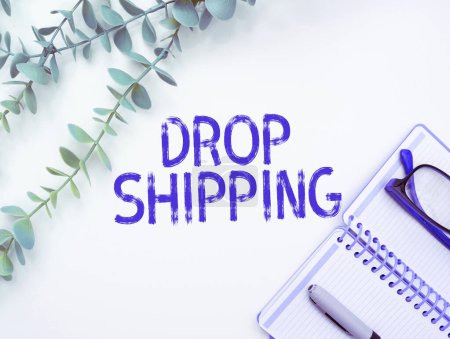 Téléchargez les photos : Signe d'écriture à la main Drop Shipping, Concept signifiant envoyer des marchandises d'un fabricant directement à un client plutôt qu'au détaillant - en image libre de droit