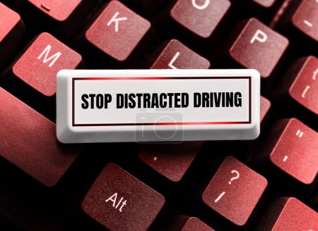 Téléchargez les photos : Signe texte montrant Stop Distrait Conduite, Concept d'entreprise demandant d'être prudent derrière le volant lentement - en image libre de droit