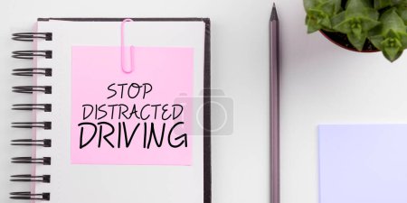 Téléchargez les photos : Texte inspirant Stop Distrait Conduite, Concept d'entreprise demandant d'être prudent derrière le volant lentement - en image libre de droit