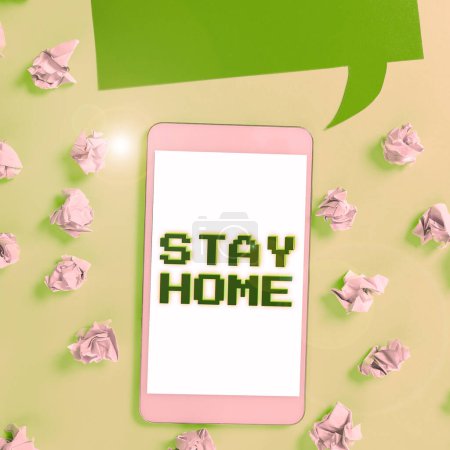 Foto de Cartel que muestra Stay Home, idea de negocio no salir para una actividad y quedarse dentro de la casa o el hogar - Imagen libre de derechos