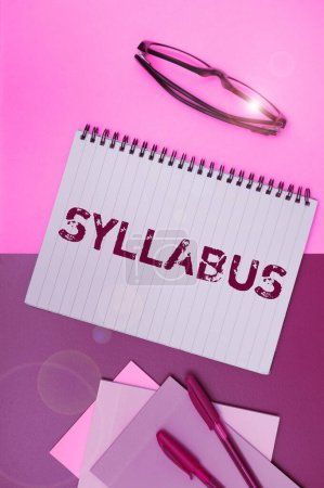 Téléchargez les photos : Légende textuelle présentant le Syllabus, Concept signifiant un résumé d'un discours, d'un traité ou des exigences de l'examen - en image libre de droit