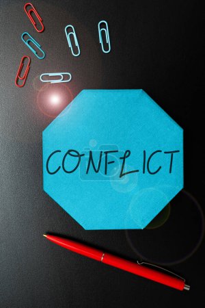 Téléchargez les photos : Signe affichant un conflit, Photo conceptuelle en désaccord avec quelqu'un sur les objectifs ou les cibles - en image libre de droit
