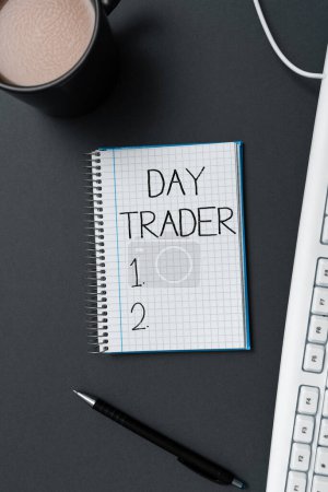 Téléchargez les photos : Signe affichant Day Trader, Idée d'entreprise Une personne qui achète et vend un instrument financier dans la journée - en image libre de droit