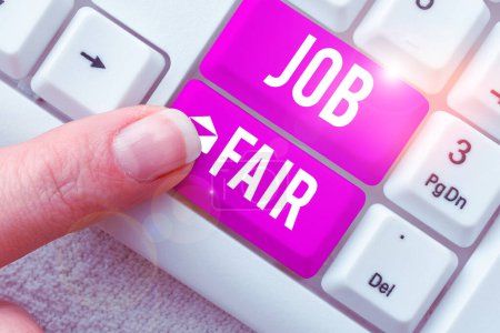 Foto de Signo de texto que muestra Job Fair, Word Written on Un evento en el que una persona puede solicitar un trabajo en varias empresas - Imagen libre de derechos