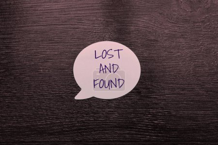 Téléchargez les photos : Signe texte montrant Lost And Found, Aperçu de l'entreprise Lieu où vous pouvez trouver des choses oubliées Service de recherche - en image libre de droit