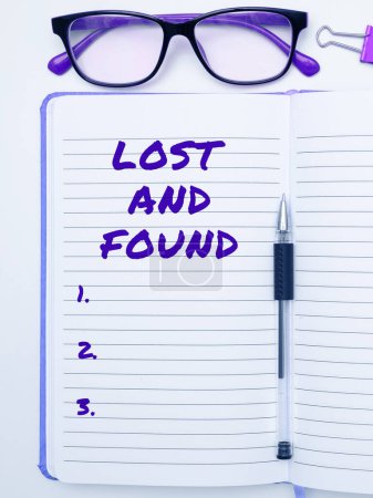 Téléchargez les photos : Texte manuscrit Lost And Found, Photo conceptuelle Lieu où vous pouvez trouver des choses oubliées Service de recherche - en image libre de droit
