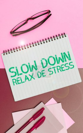 Téléchargez les photos : Handwriting text Slow Down Relax De Stress, Business approach Have a break reduce stress levels rest calm - en image libre de droit