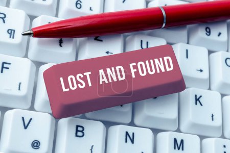 Téléchargez les photos : Panneau affichant Lost And Found, Approche d'affaires Lieu où vous pouvez trouver des choses oubliées Service de recherche - en image libre de droit