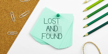 Téléchargez les photos : Légende du texte présentant Lost And Found, Concept signifiant Lieu où vous pouvez trouver des choses oubliées Service de recherche - en image libre de droit
