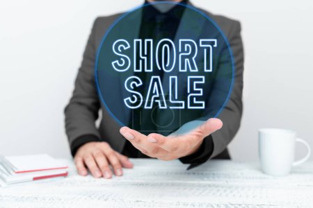 Foto de Sign displaying Short Sale, Conceptual photo Home that is offered at a price that is less than the amount owed - Imagen libre de derechos